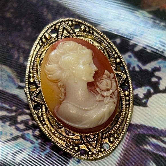 Gold Cameo Brooch - Picture 7 of 7
